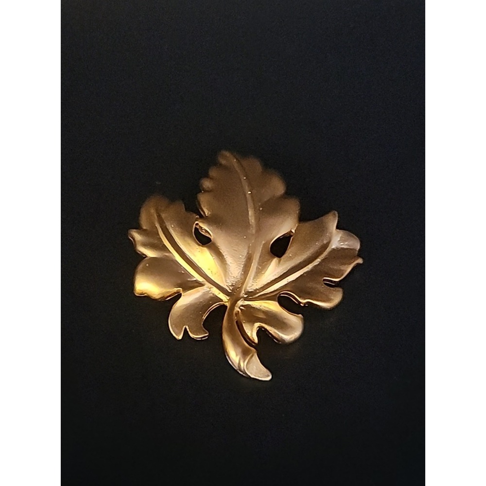 Vintage‎ 2" X 1.75" Goldtoned Maple Leaf Brooch/Pin